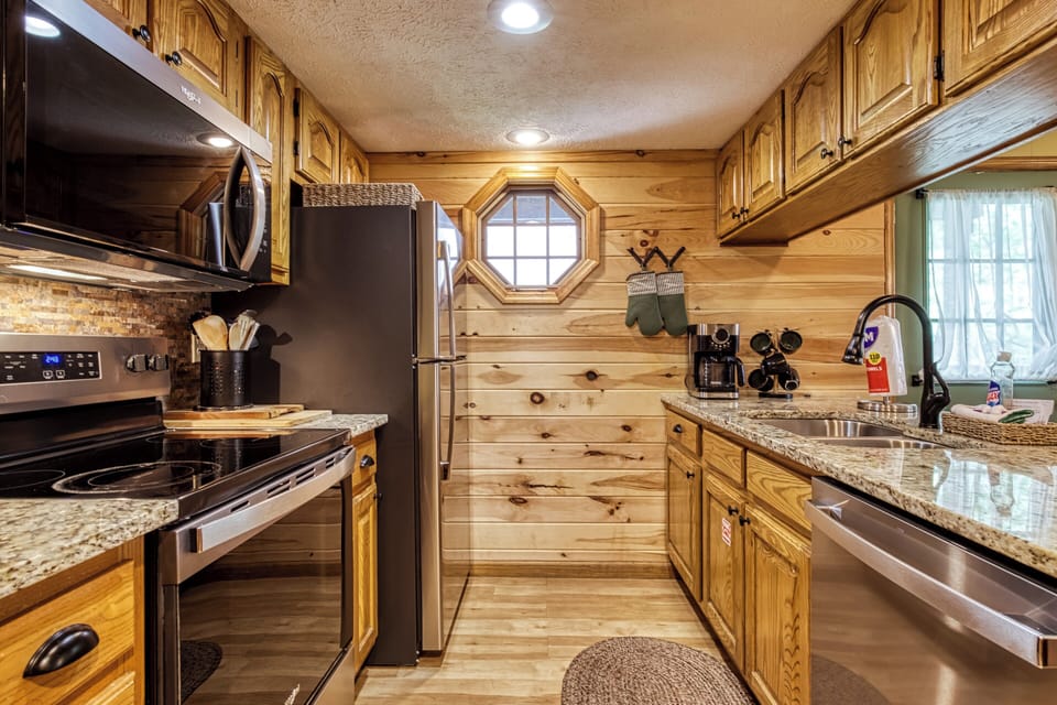 Vacation Rental in the Smokies with a Hot Tub "Forest Hollow" - Fully furnished kitchen with granite countertops