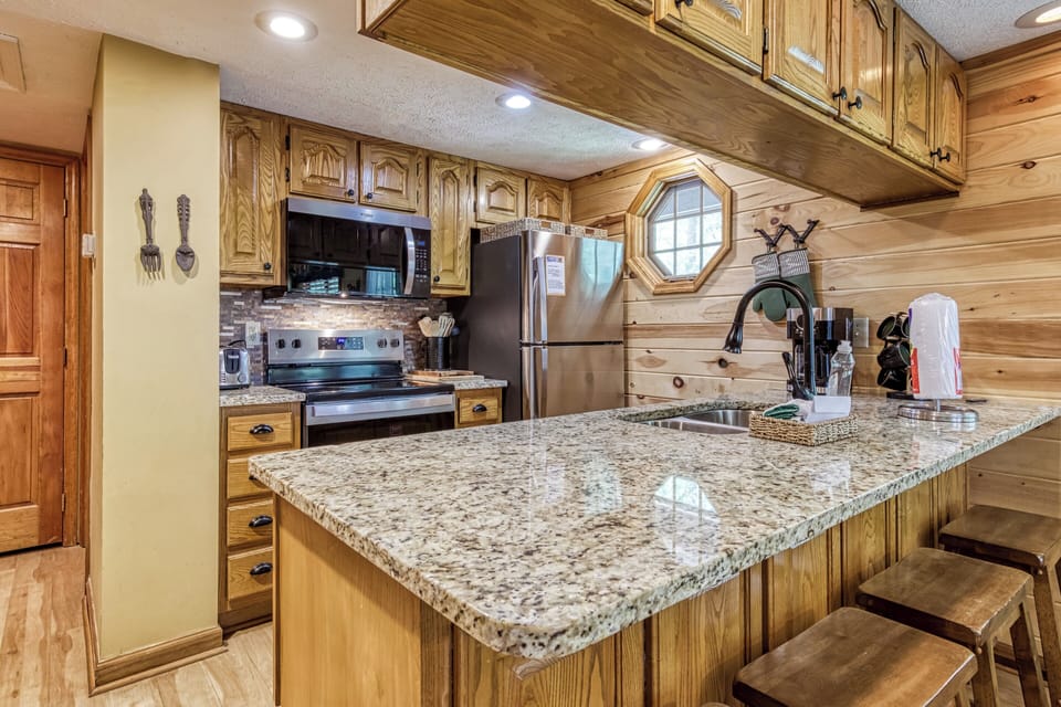 Smoky Mountain Vacation Rental with a Hot Tub "Forest Hollow" - Fully furnished kitchen and bar top