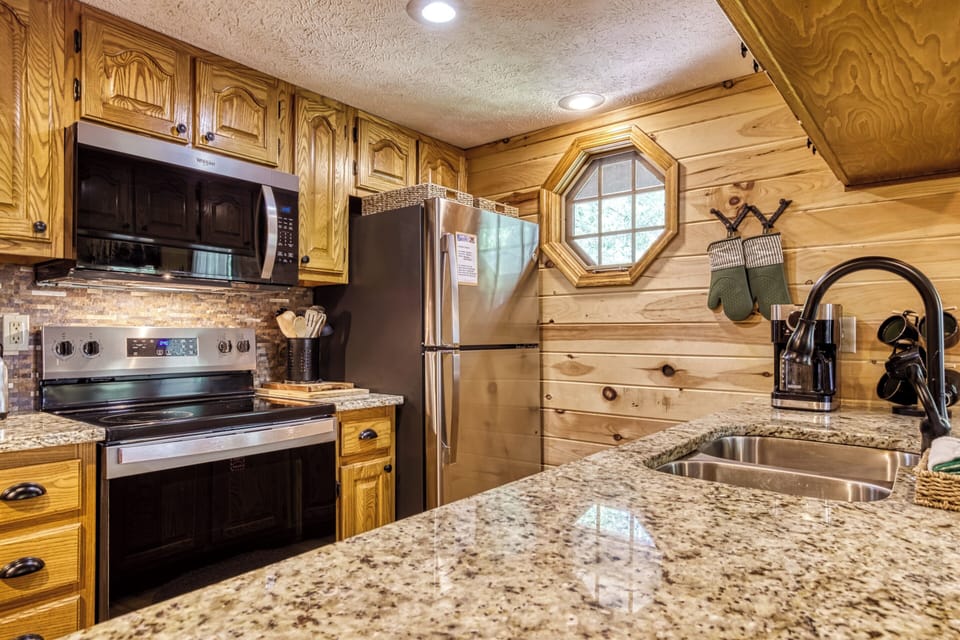 Pigeon Forge Vacation Rental with a Hot Tub "Forest Hollow" - Fully furnished kitchen