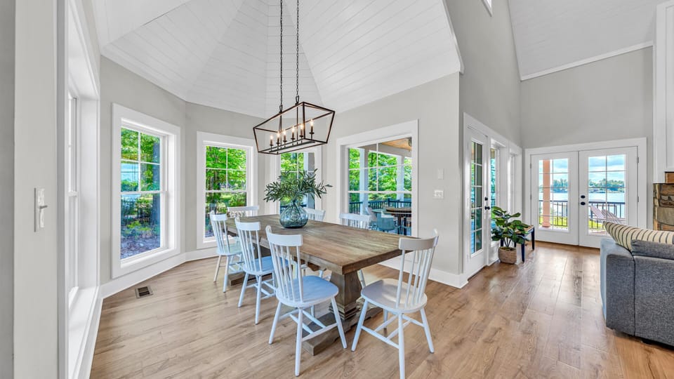 Large Dining Space (1)