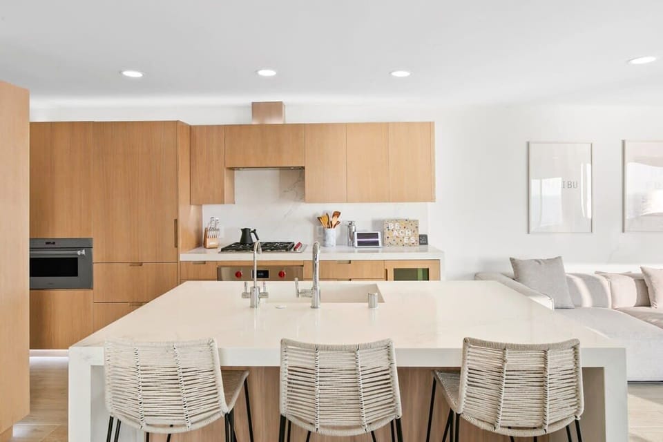 Kitchen counter/bar seating