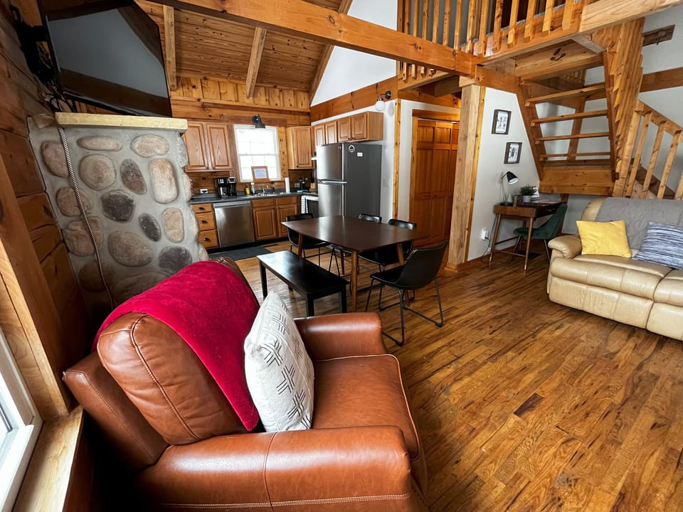 Elevation Vacation Rentals - 11 Beech - Living Area (2)