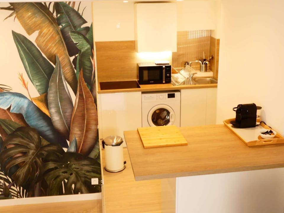 The fully furnished kitchen open on the living room