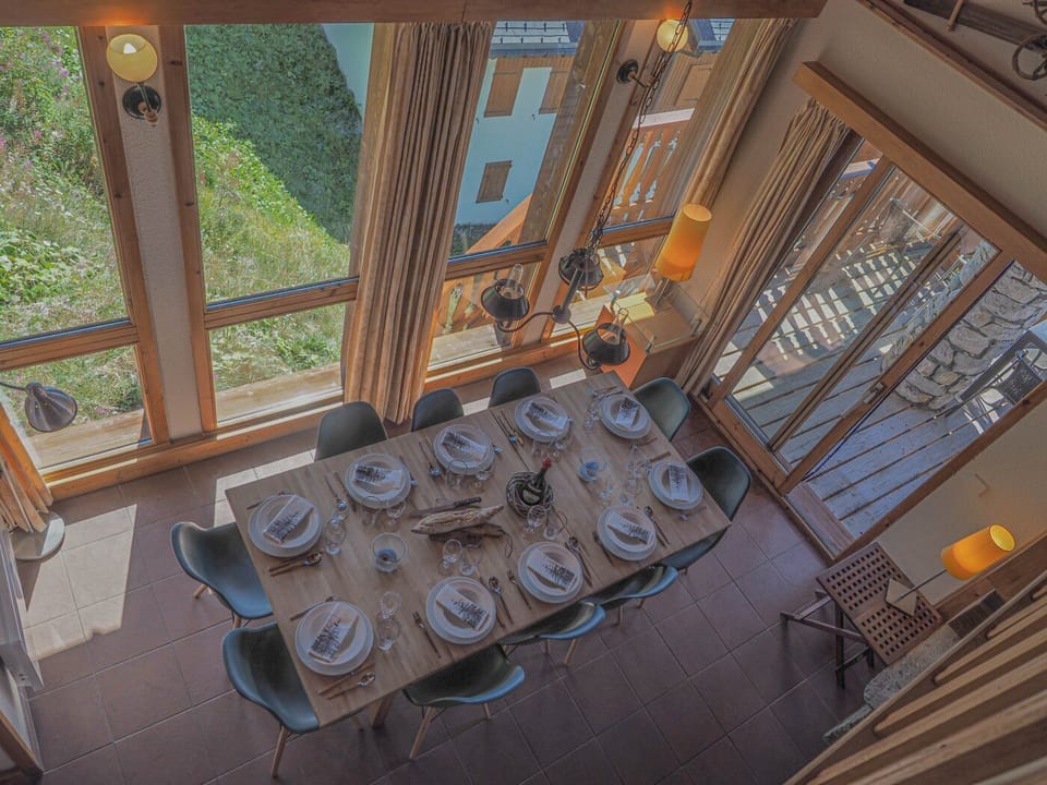 Overview of dining area