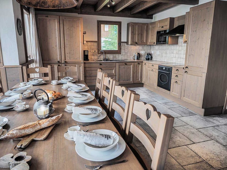 Large dining table looking out over the valley