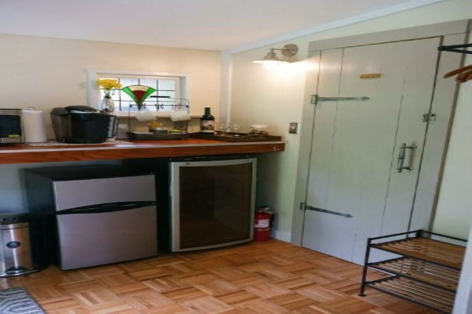 kitchenette coffee/tea bar equipped with Keuring, microwave, mini-fridge