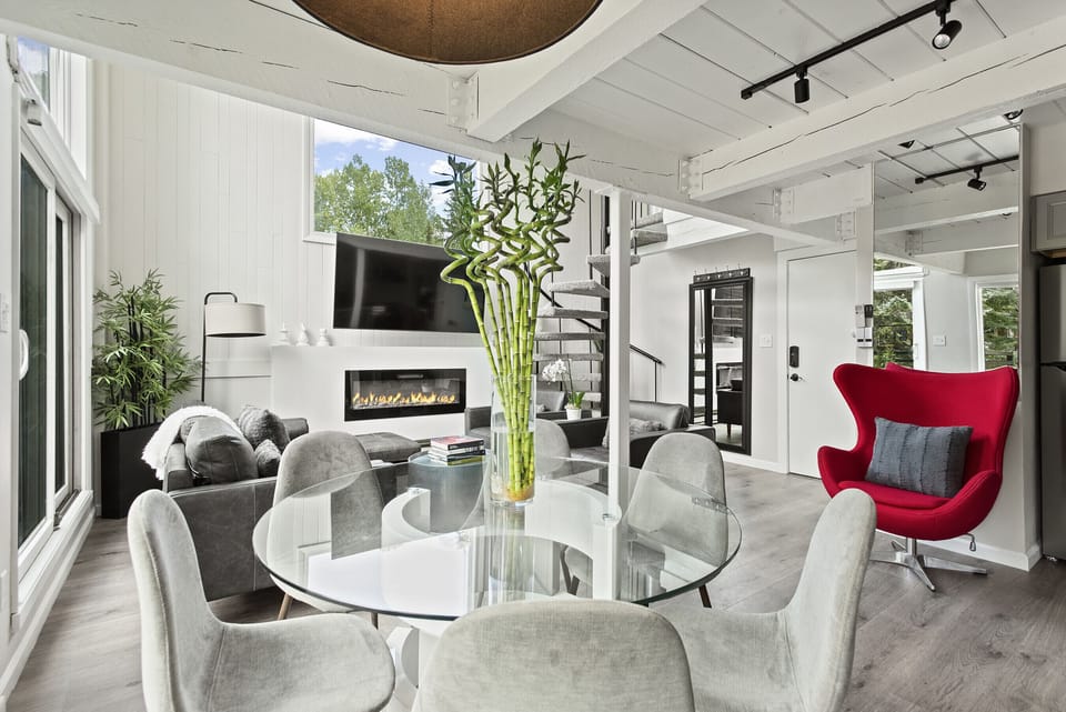Dining for up to 6 people. Work from home, Fast 300/10 WIFI