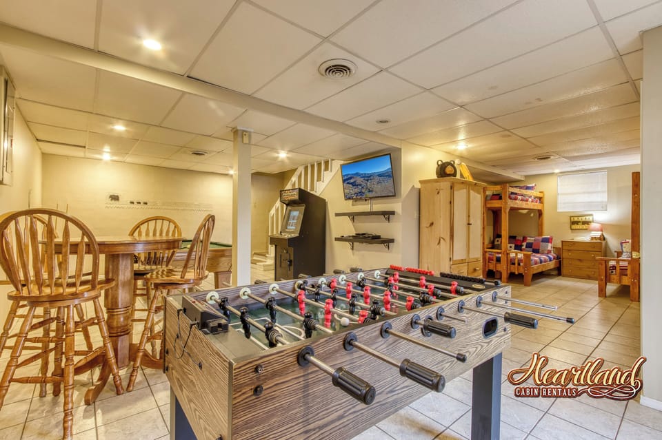 Gatlinburg Cabin Rental HEAVEN'S MOUNTAIN HIDEAWAY game room