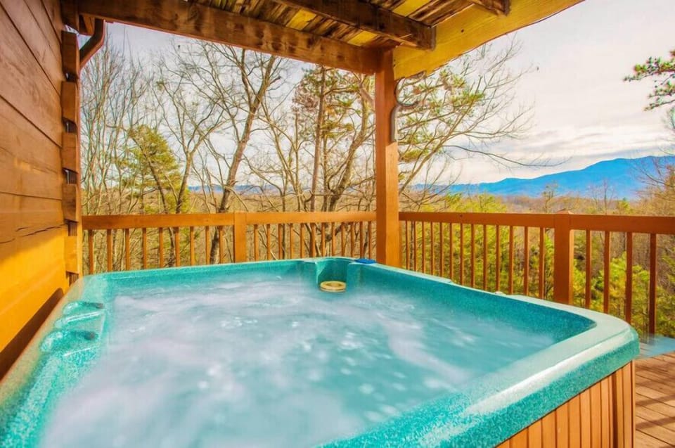 Gatlinburg Cabin Rental HEAVEN'S MOUNTAIN HIDEAWAY hot tub back deck