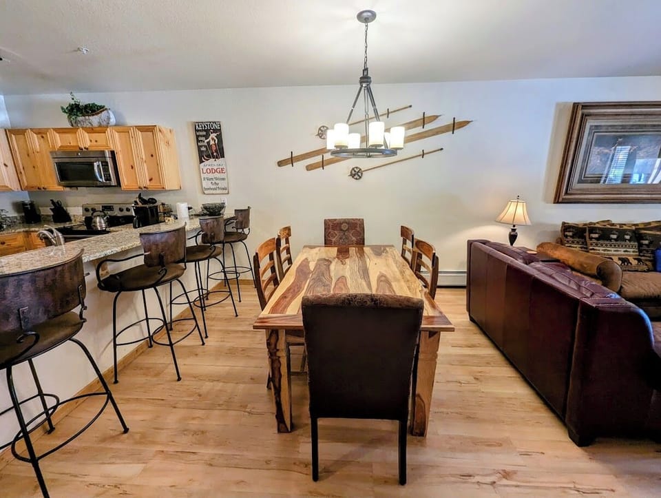 Dining area for 6 with extra barstool seating
