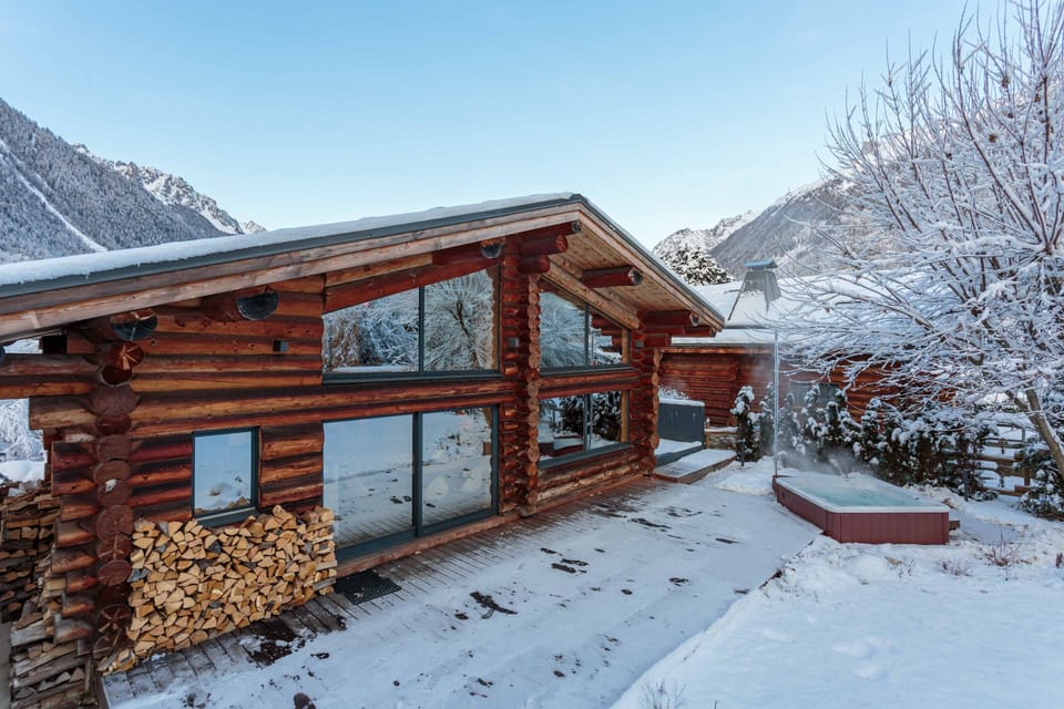 Chalet des Cimes, with jacuzzi hot tub