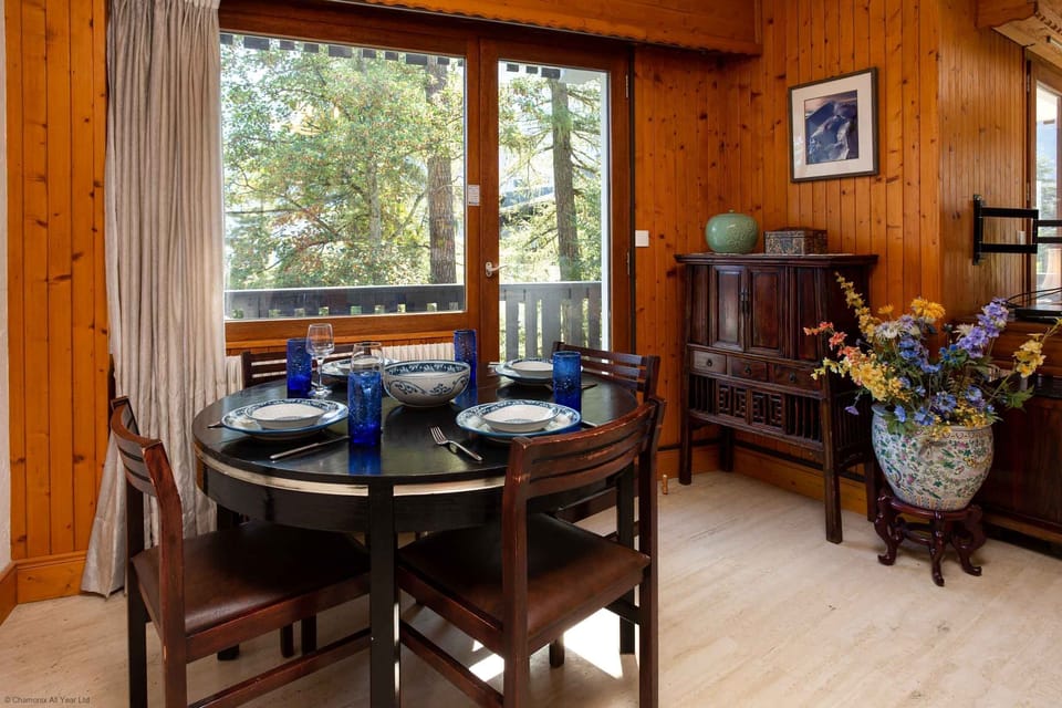 Dining area leading onto the balcony