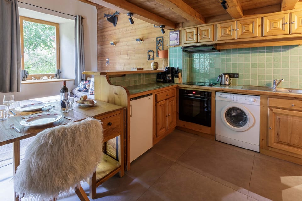 Kitchen with dishwasher, washing machine, oven and hob