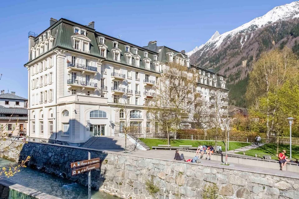Riverside location in town centre