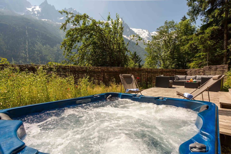 Jacuzzi hot tub with mountain views