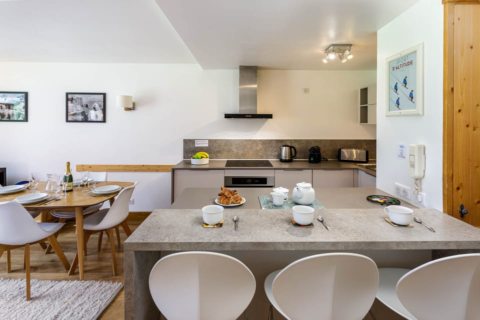 Open plan kitchen and breakfast bar