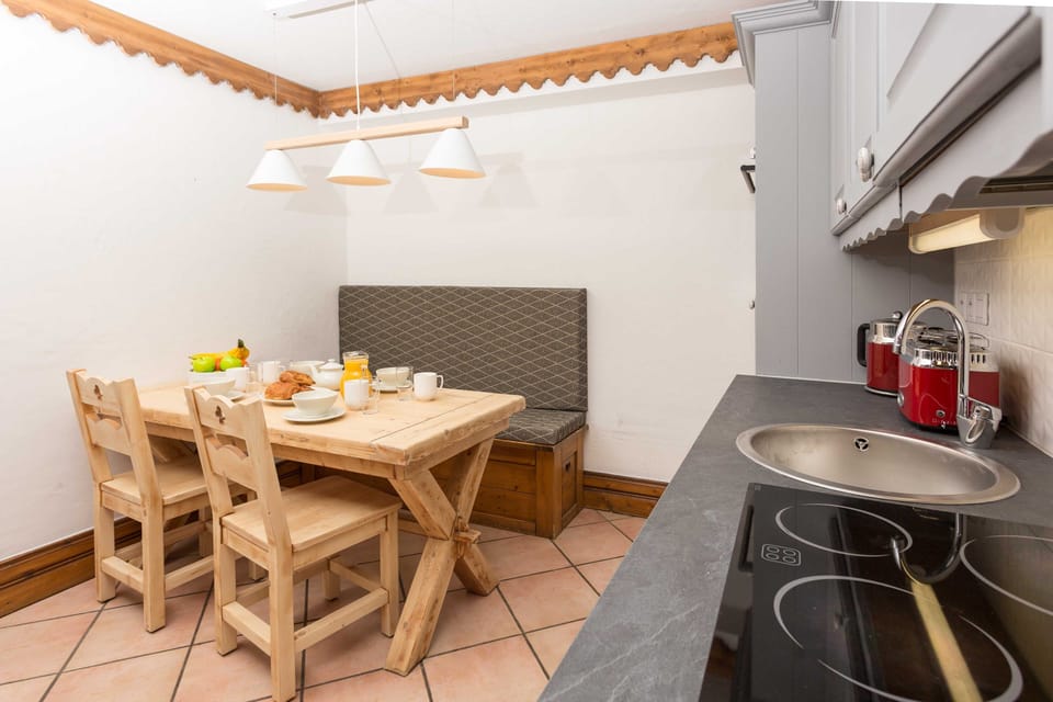 Dining table with seating for 4-6 people