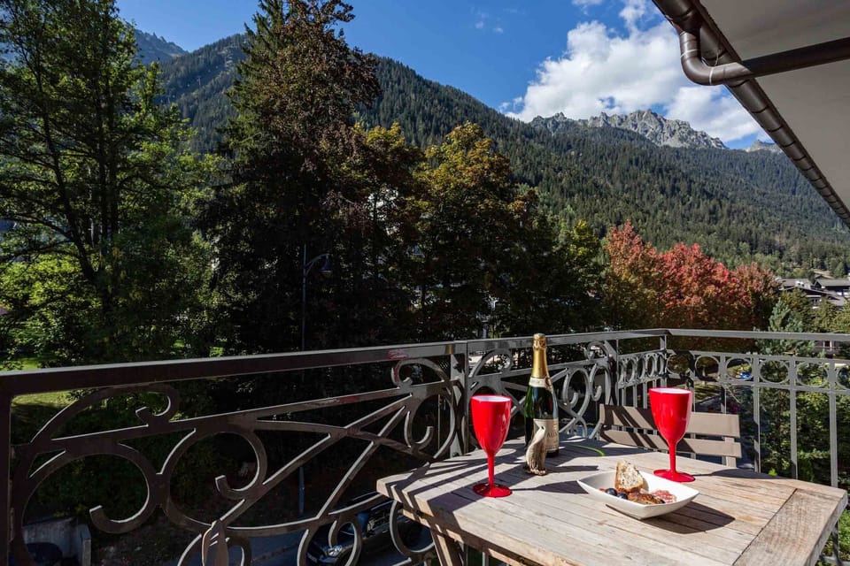 Balcony with Mountain views