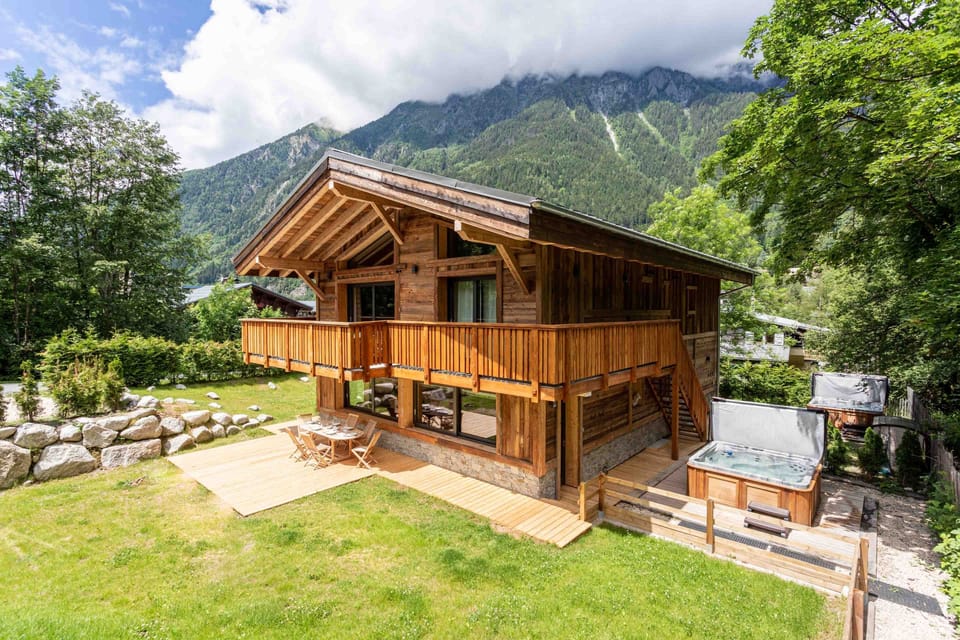 Chalet des Amis Apartment 1 on ground floor & hot tub