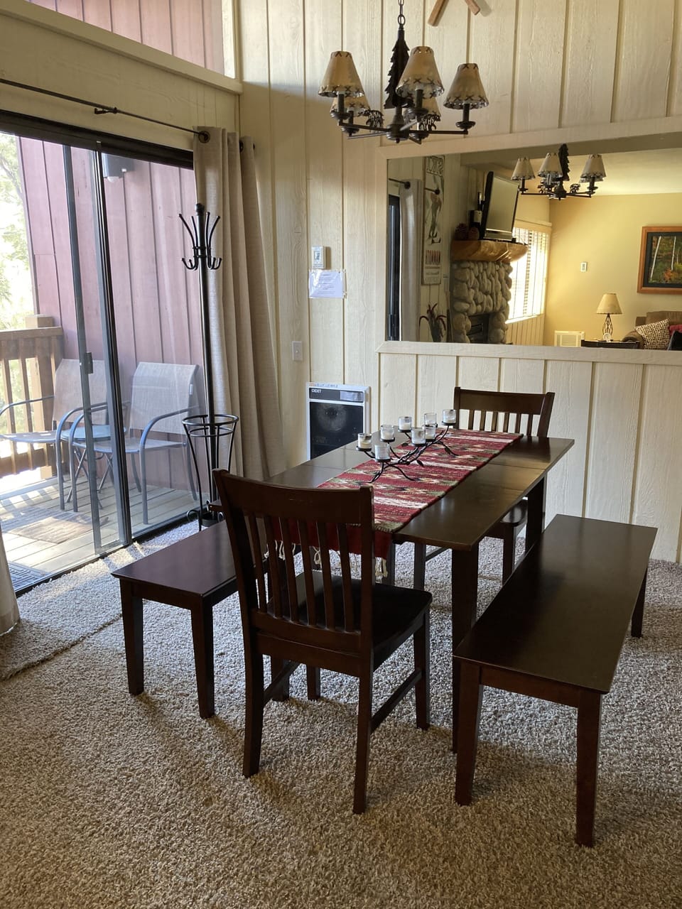 Dining area; Seating for 6 plus 2 bar stools 