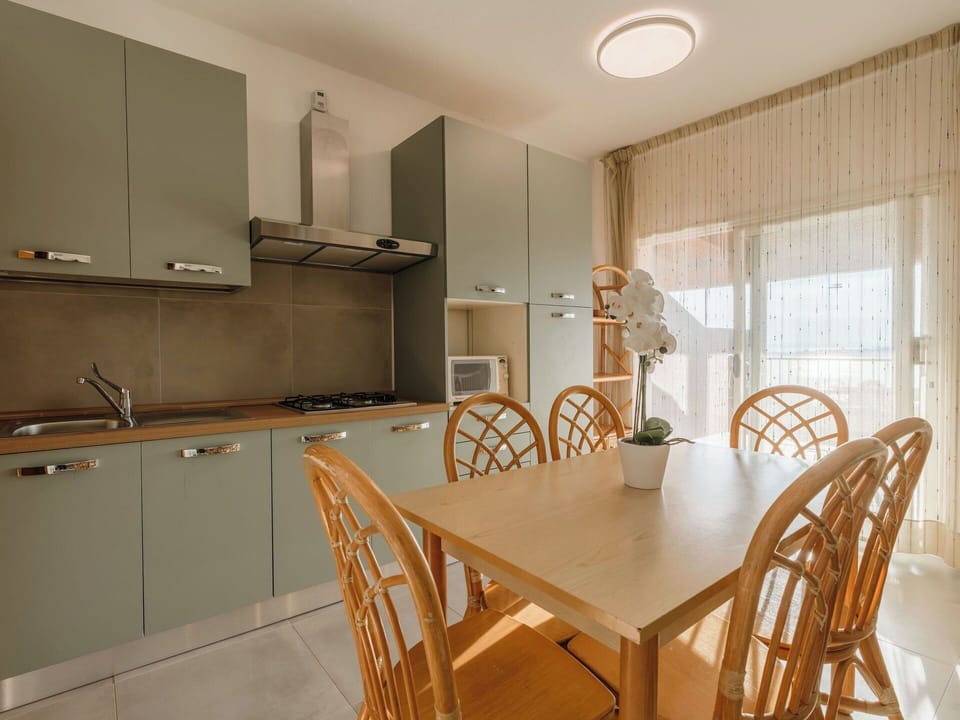 Kitchen, Interior Design, Countertop, Flooring, Kitchen Appliance, Wood, Ceiling, Furniture, Floor, Cabinetry