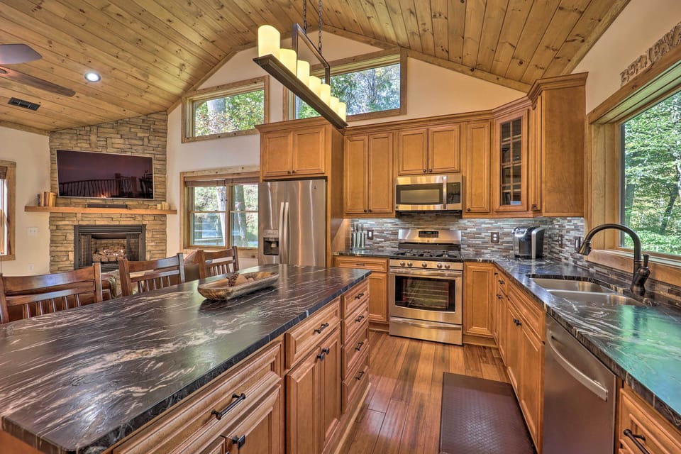 Fully Equipped Kitchen | Dishware/Flatware | Toaster