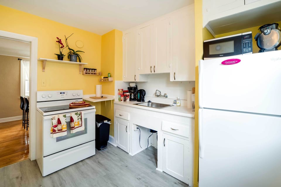 Kitchen | Well-Equipped | Cooking Basics & Spices