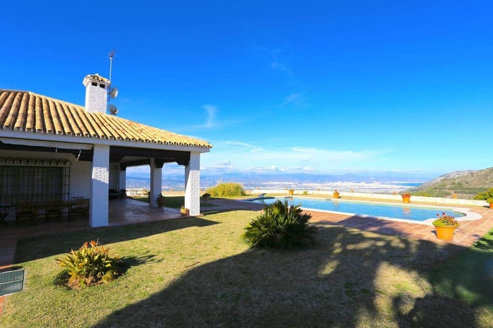 LAS BREÑAS Premium Rural Holiday House - Alhaurín Málaga HOMINGBOOK