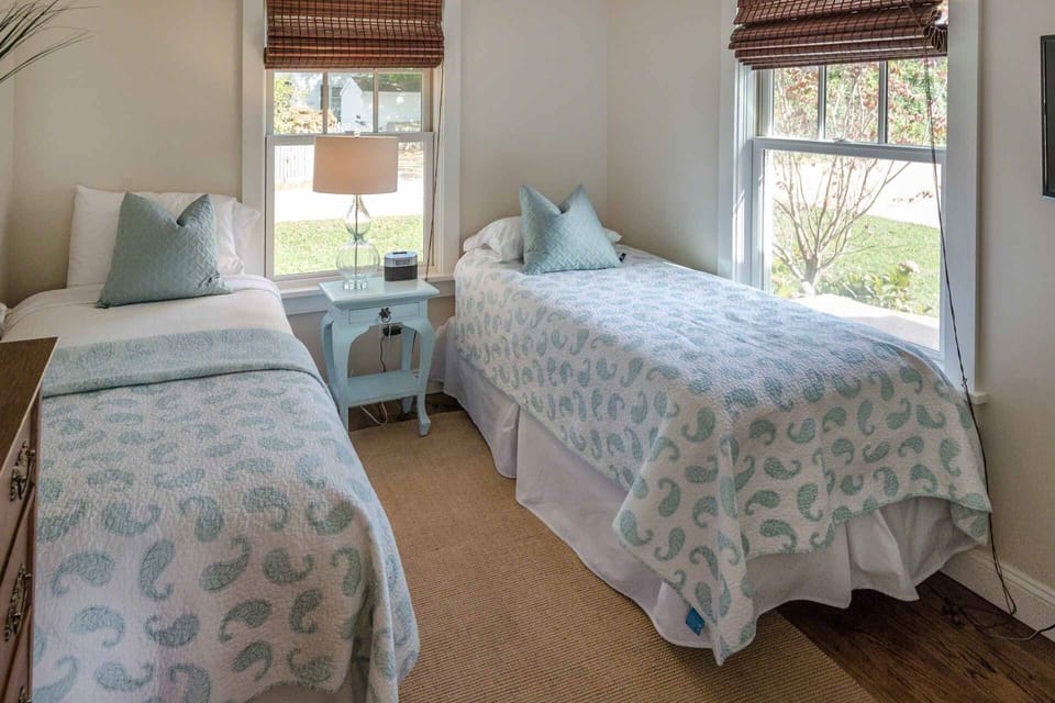 Bedroom %352 - Two Twin Beds