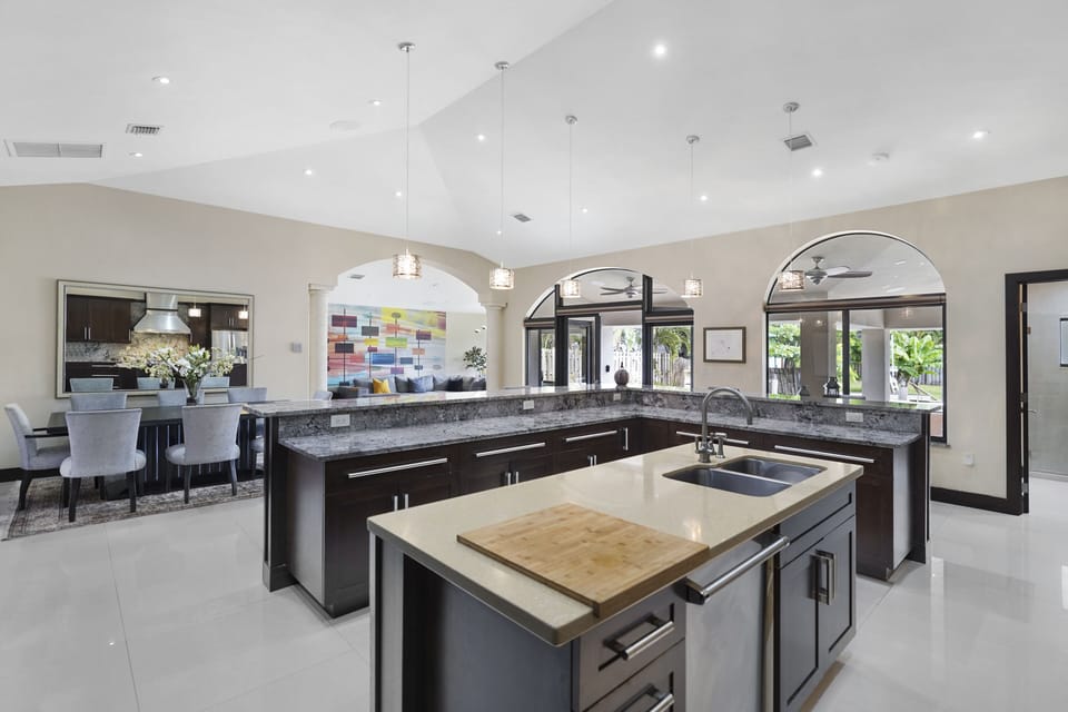 Chef's fully equipped kitchen w 10 person  counter @ Viking 8 burner gas stove.