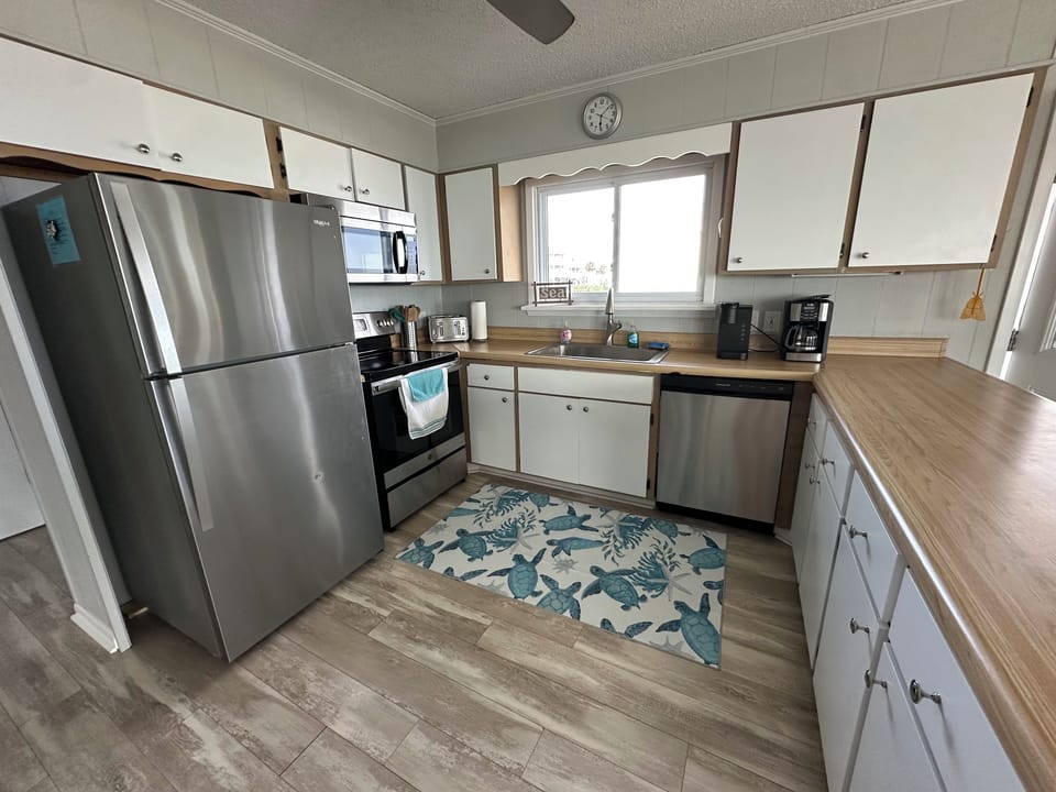 Refrigerator, Oven, Microwave, Dishwasher, Coffee Maker, Kureg