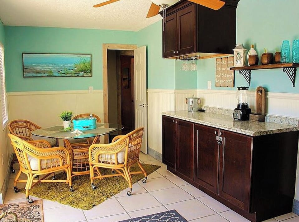 Fun Room. Leads out to pool. Relaxing Swing, Bar and table/Chairs