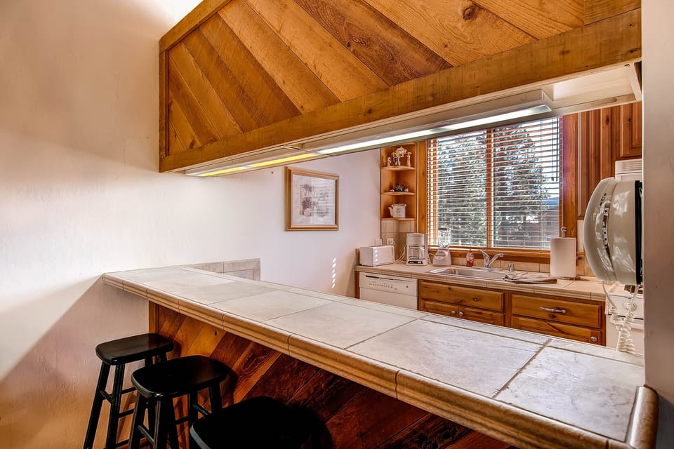 Fully Equipped Kitchen | Dishware & Flatware