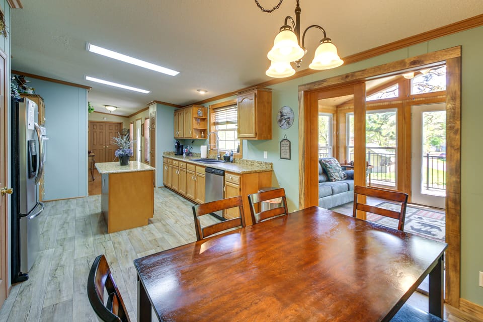 Dining Area | Dishware & Flatware Provided