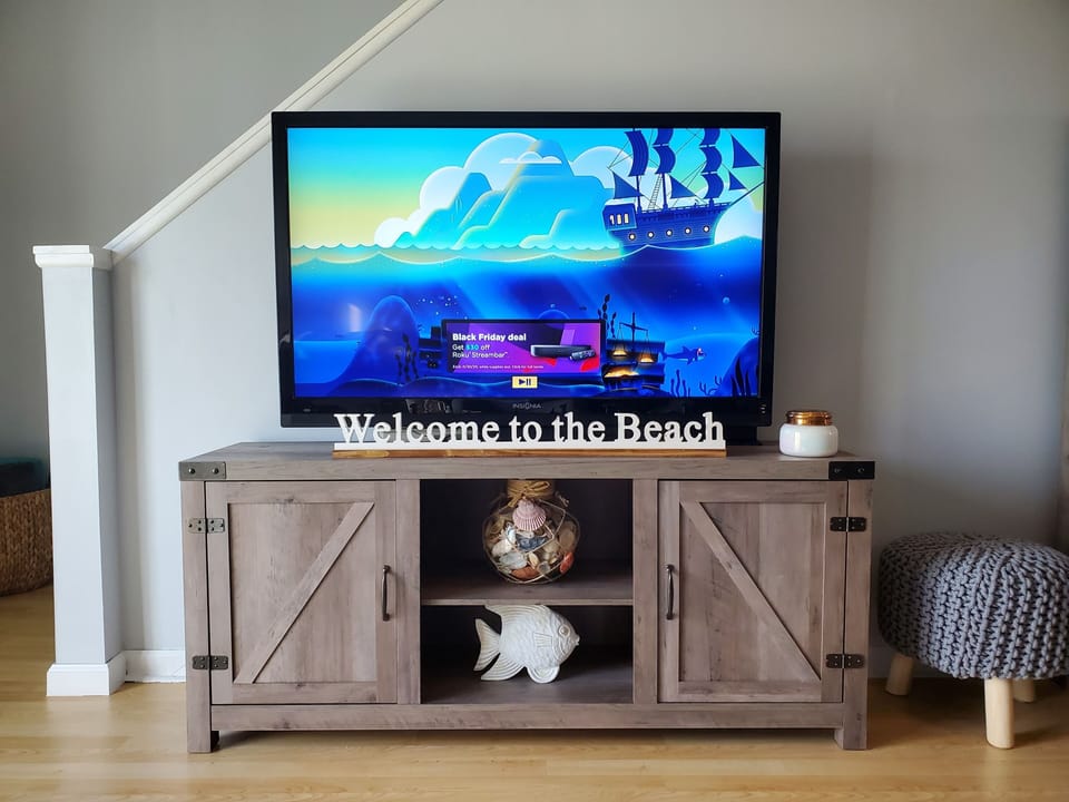 Family room entertainment with live streaming options