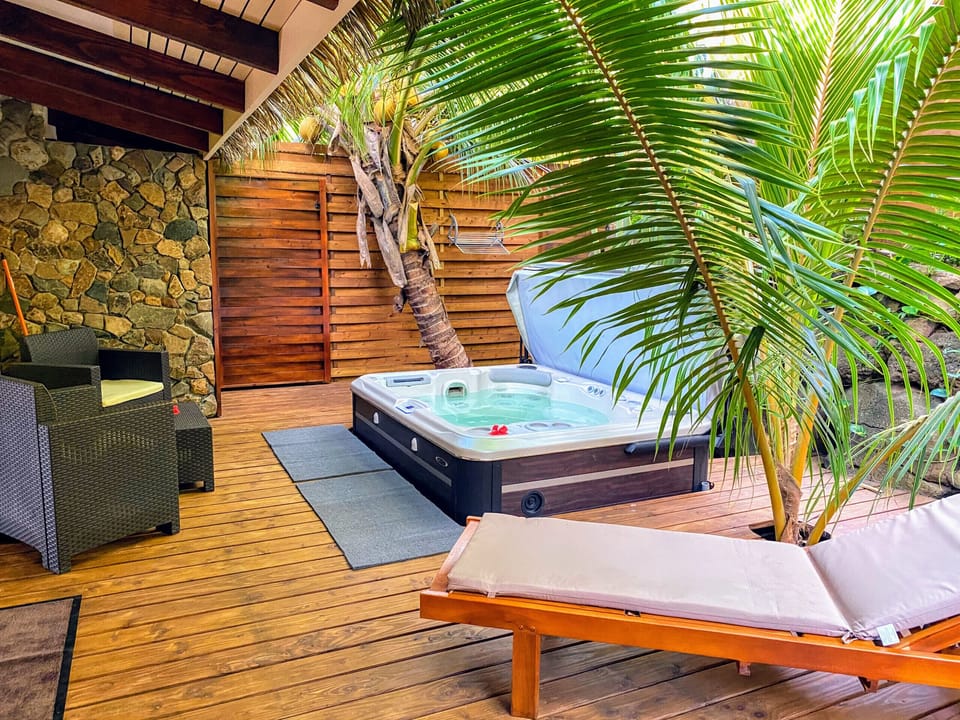 Your relaxation area on the furnished terrace with private jacuzzi