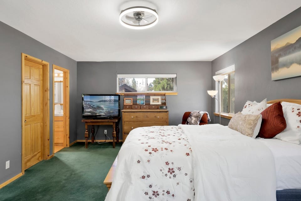 Queen bed, TV, Deck