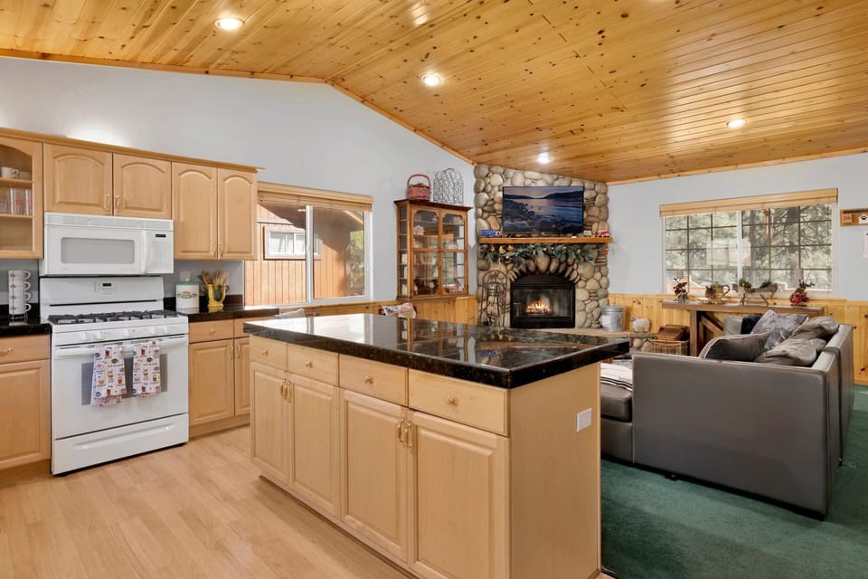 Ample sized kitchen with breakfast bar