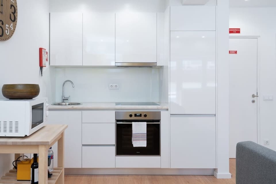 The kitchen is equipped with oven, stove, microwave, washing machine, ceramic hob and exhaust fume.
