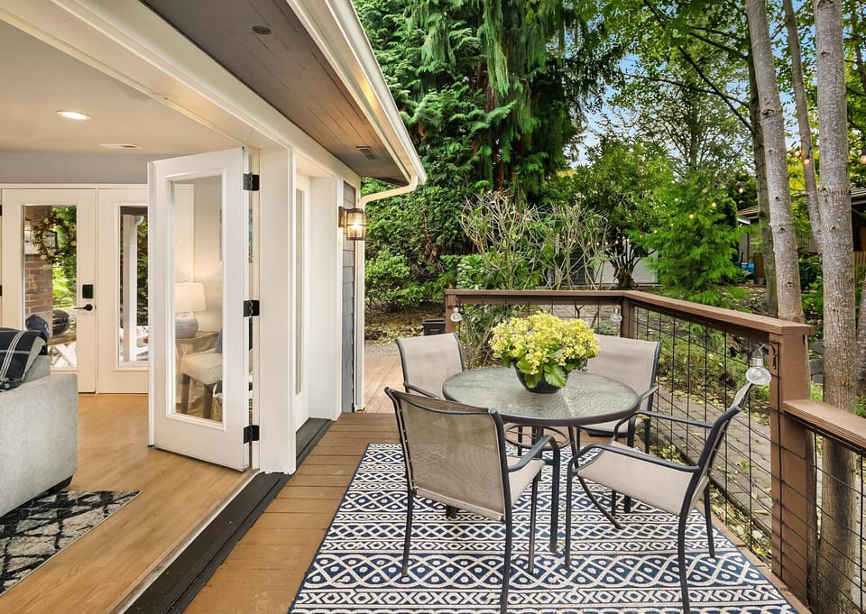 Outdoor Patio and Dining