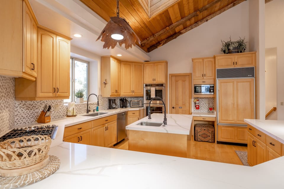 Kitchen, Island with sink, Reg coffee maker, Fire extinguisher, dishwasher