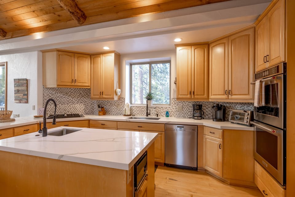 Kitchen, Island with sink, Reg coffee maker, Fire extinguisher, dishwasher