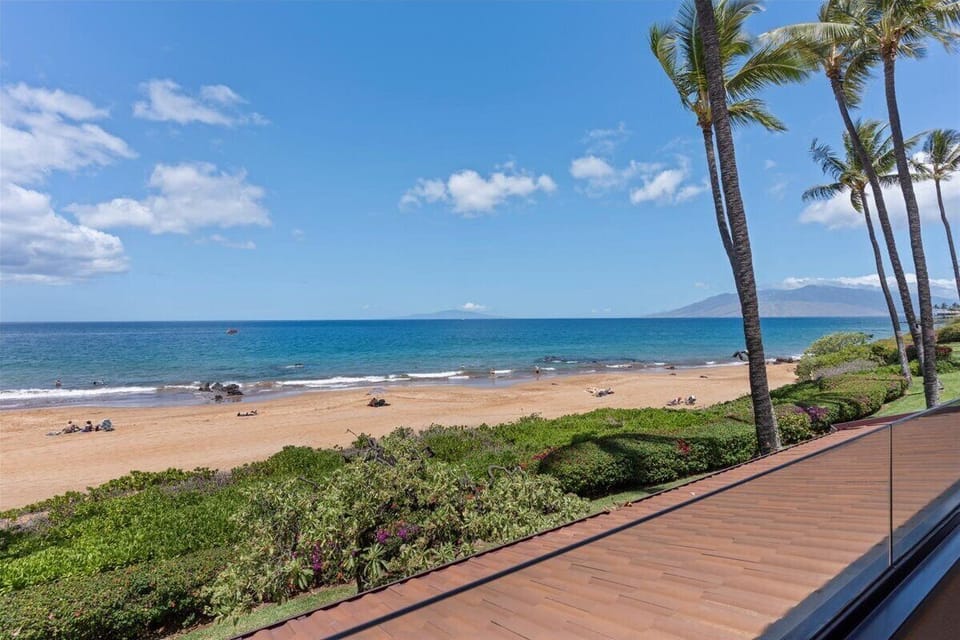 Unobstructed view of the beach from the lanai
