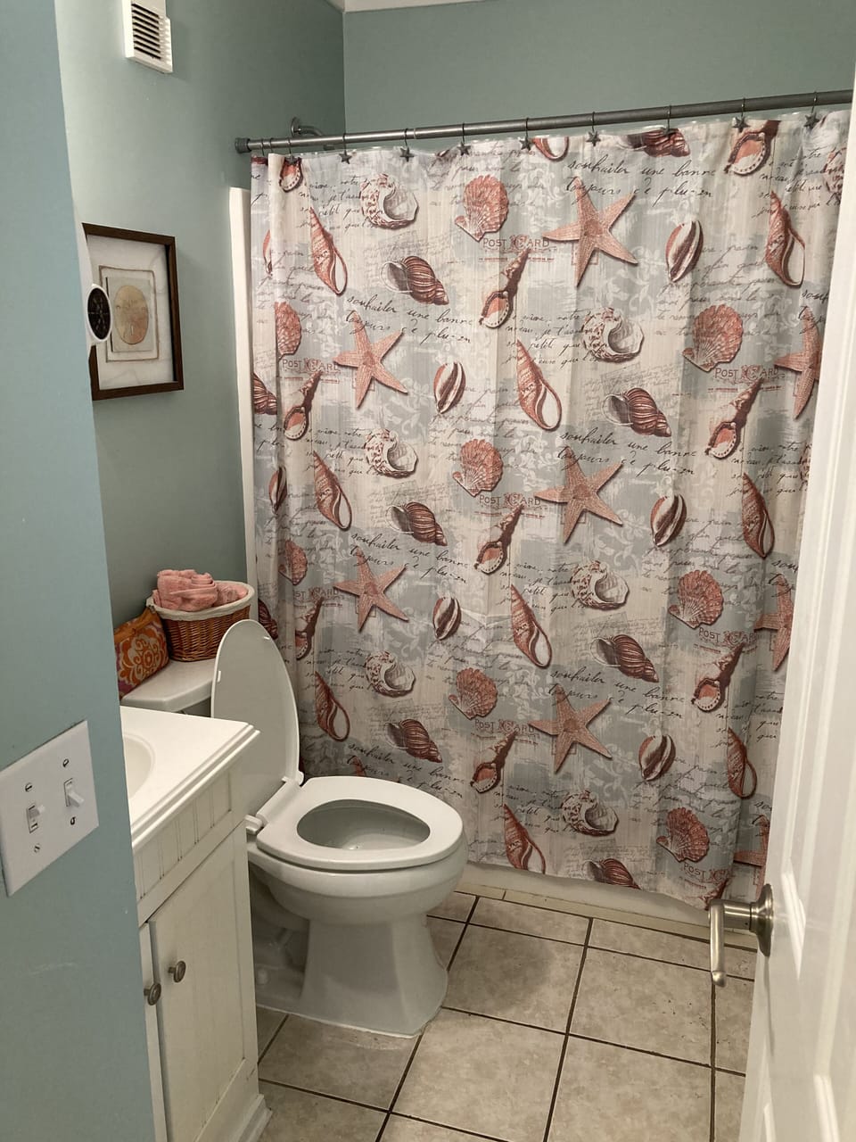 Main bathroom with tub/shower