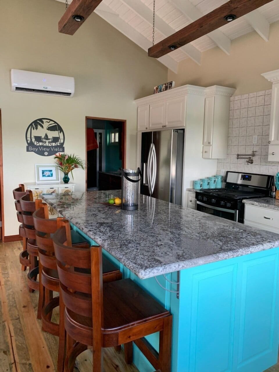 Kitchen island with 4 Stools