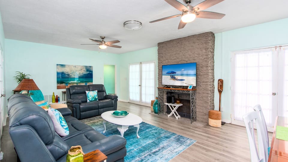 FLORIDA VACATION RENTAL COMPANY presents… 🐚 Sunny Escape ➠ 917 Mandalay