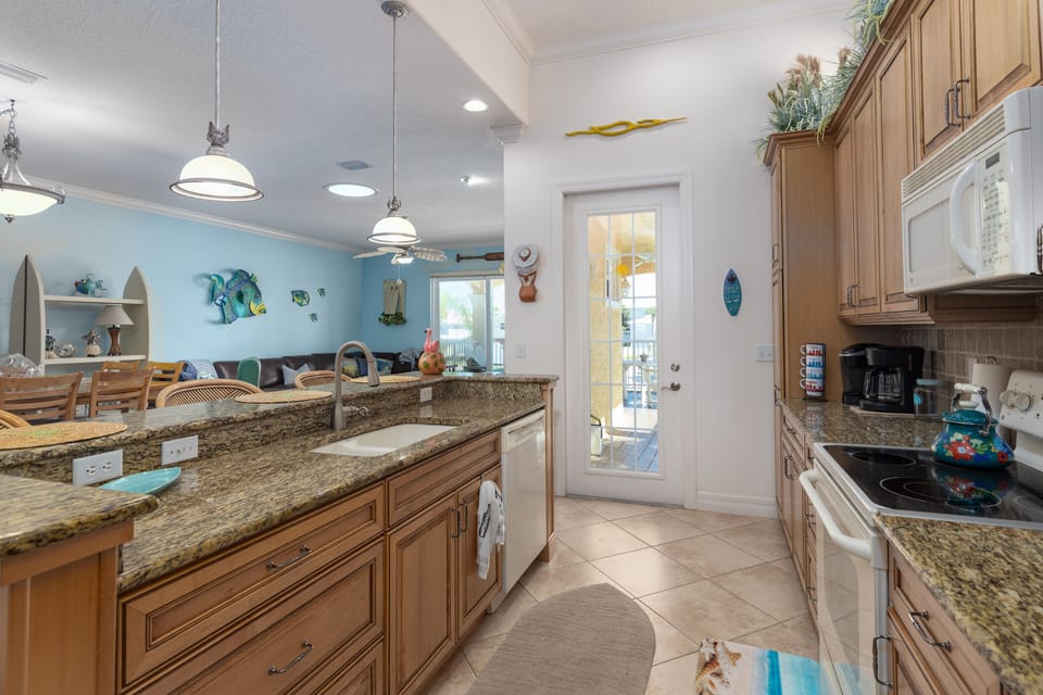 Roomy kitchen-plenty of space for a couple of cooks!
