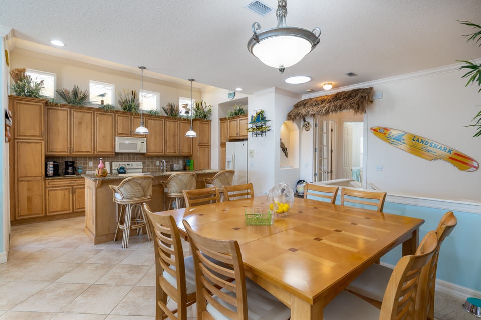 Kitchen table seats 8 and counter seats 3-great size for entertaining!