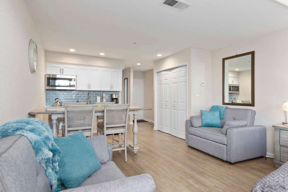Dining Area to Kitchenette