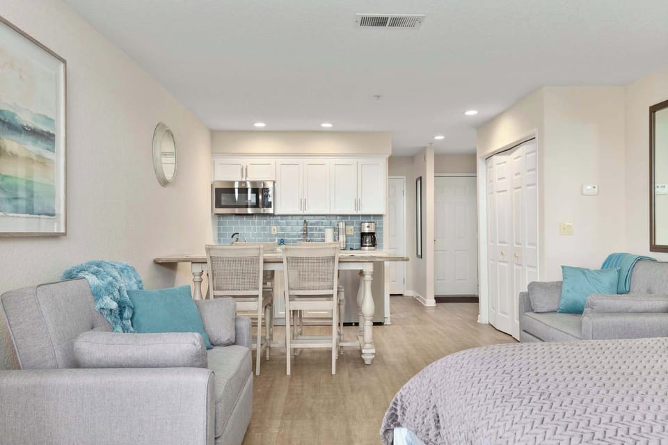 Dining Area to Kitchenette 